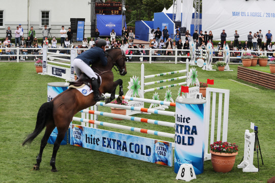 국내 최대 규모 승마 페스티발 '메이온어호스 2018 대명 아임레디 호스쇼 CSI3*'가 지난 21일 유소년 릴레이 경기를 끝으로 폐막했다. 이번 축제는 대명그룹이 주최하고 대명레저산업, 국제승마연맹(FEI)이 주관한 국내 대표 승마의 장으로 농림축산식품부와 대한승마협회가 후원했다. 대명 아임레디, 하이트진로 주식회사, 씨에스비전, 대명벨리온, 렉서스, 더비 코리아가 협찬했다. 대회 모습. 대명그룹 제공